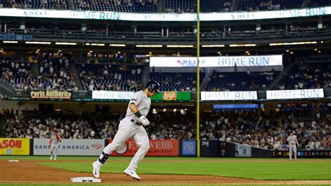 Domínguez’s first Yankee Stadium homer, 3 hits lift Yanks over Tigers 4-3 and above .500